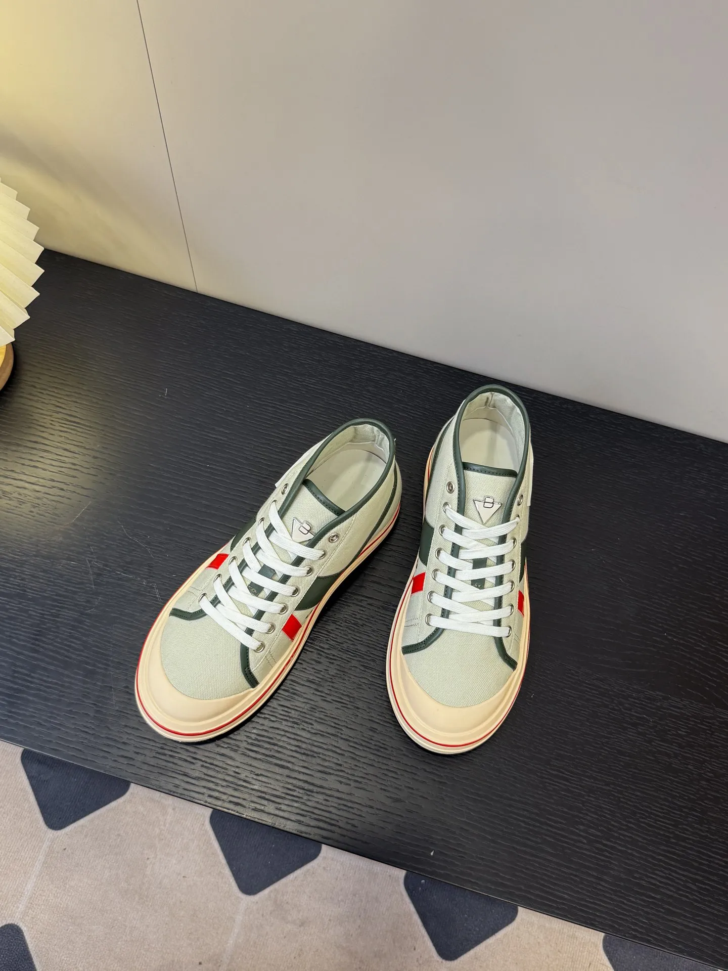 👟👟Ex-factory price 480👟👟 (Men’s size +1️⃣0️⃣) BVOrbit’s latest 2025 catwalk model, developed 1:1 from the original board, classic color matching elements! This is the biggest highlight of this shoe, eye-catching but not exaggerated design, super cool for daily use, super versatile whether paired with pants, sweaters or skirts, looks good no matter how you wear it, the more you look at it, the more you like it ❗️ Outsole: Original outsole Color: 4 colors Size: Female 35-40 Male 39-44